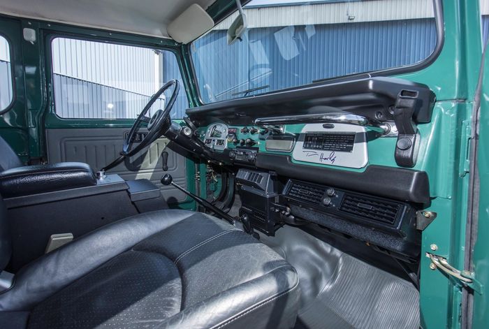 Kabin diupgrade memasok AC dan jok semi bucket dari Porsche