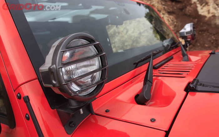 Ditambahi driving lamp tambahan pada pilar A Jeep JK Wrangler ini. 