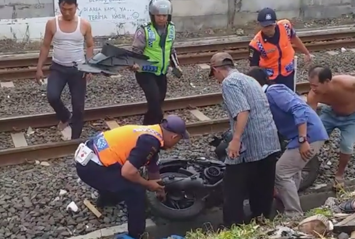 Honda BeAT tertabrak kereta