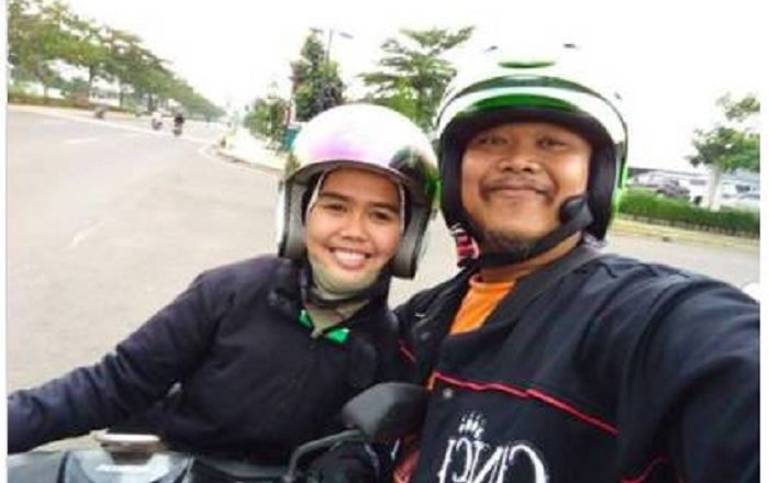 Seorang driver ojek online wanita menolong pengisi suara Giant pada serial Doraemon