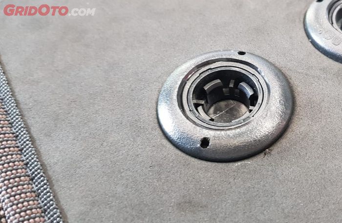 Pinhole karpet mobil punya peran penting sebagai pengait agar tidak mudah bergeser.