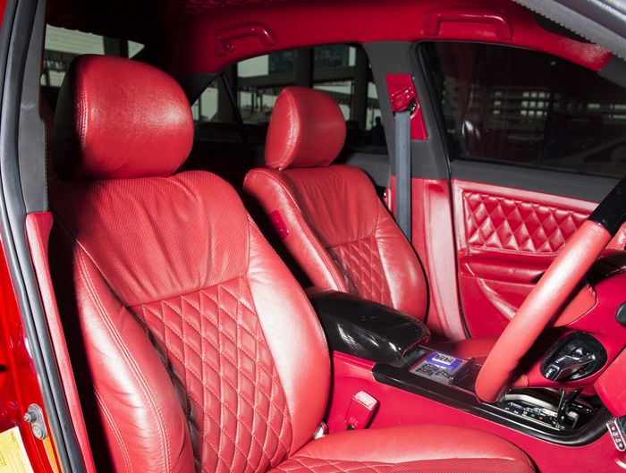 Tampilan kabin merah mencolok modifikasi Toyota Camry lama VIP Style