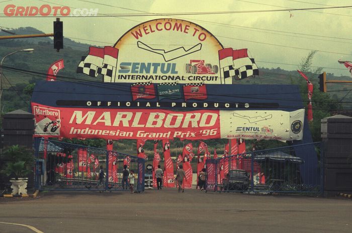 Nama event MotoGP Indonesia pada 1996 dipasang di  pintu gerbang menuju sirkuit Sentul