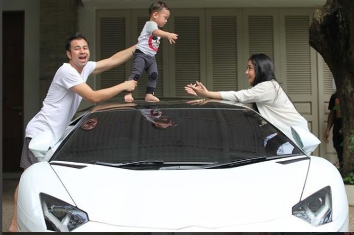 Raffi Ahmad, Raffathar dan Nagita Slavina pose bareng Lamborghini