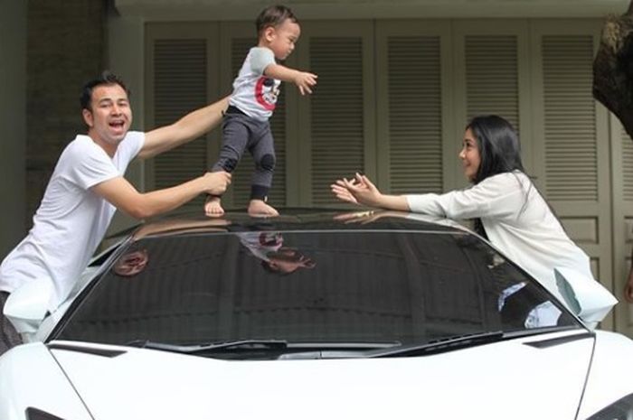 Raffi Ahmad, Raffathar dan Nagita Slavina pose bareng Lamborghini