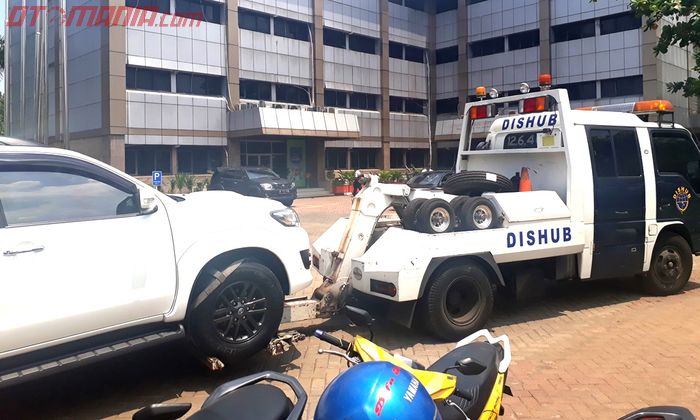 Sanksi derek mobil bagi parkir sembarangan di Jakarta