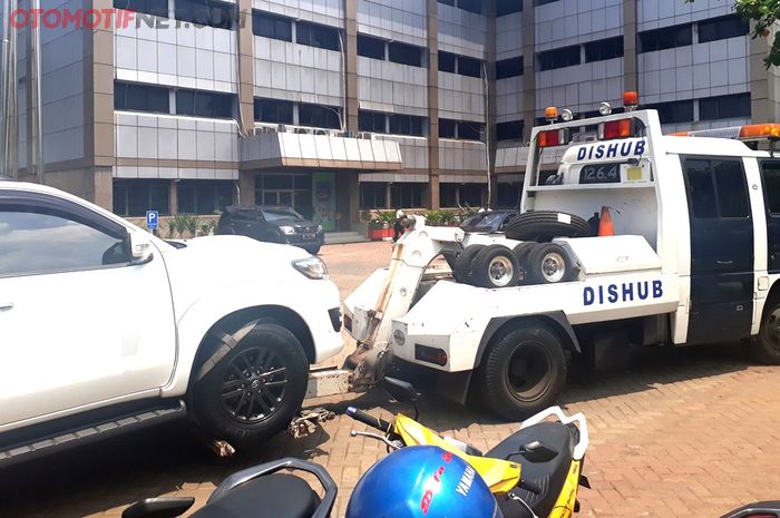 Sanksi derek mobil bagi parkir sembarangan di Jakarta