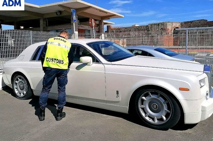 Rolls-Royce Phantom yang disita Bea Cukai Italia
