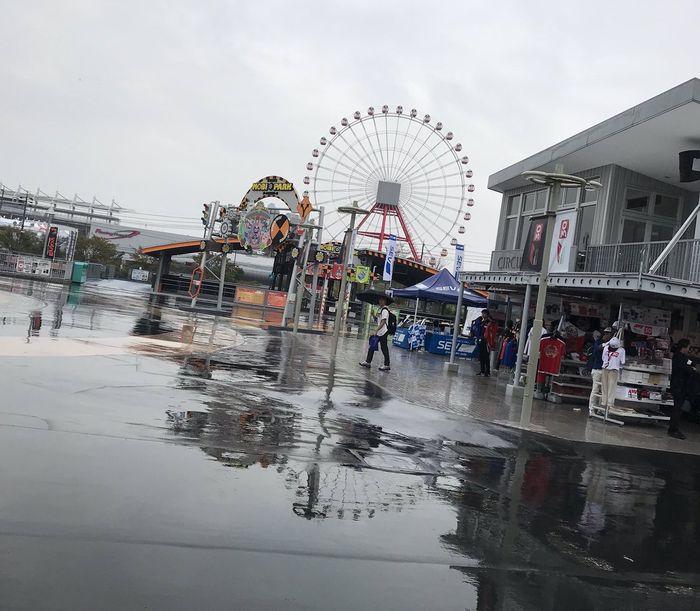 Kondisi sirkuit Suzuka yang tergenang air setelah diguyur hujan pada hari Kamis