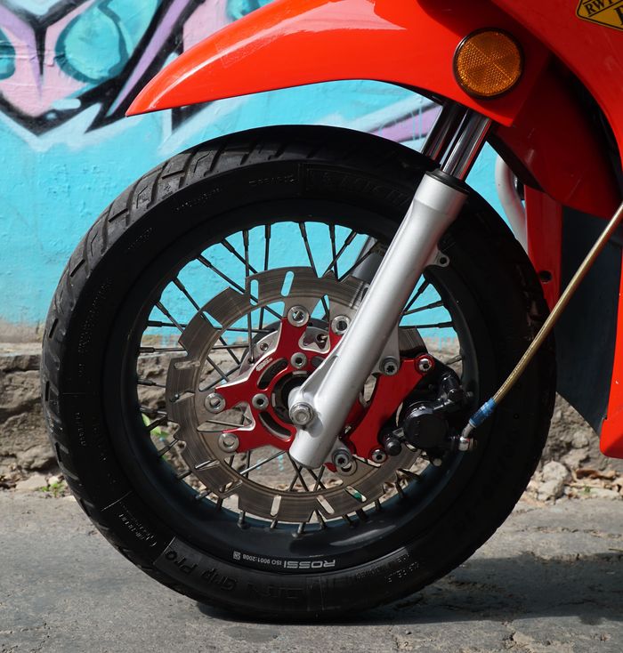 Kaki-kaki Honda Spacy ini sudah dirombak dengan pelek jari-jari dan cakram aftermarket.