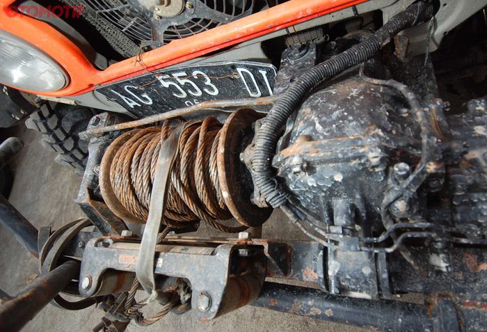 Dipasangi PTO pada bemper depan FJ40 derek ini. 