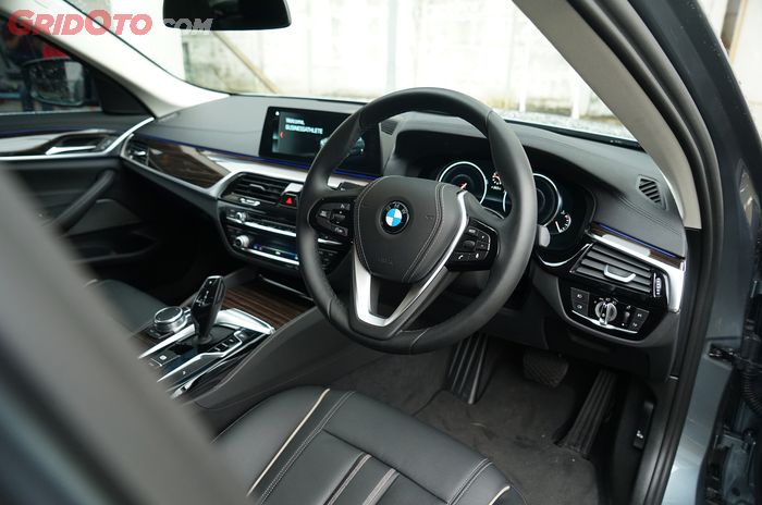 Posisi mengemudi 520i bisa diatur sangat rendah