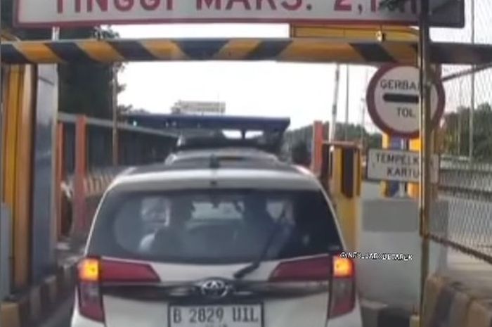 Toyota Calya nopol B 2829 UIL terobos gerbang tol Cimanggis 2 dan Cisalak tanpa bayar