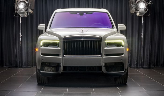 Rolls-Royce Cullinan warna Selby Grey