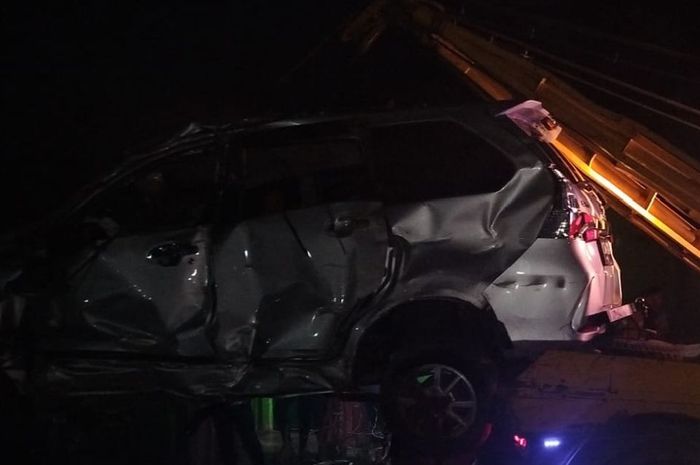 Kondisi Daihatsu Xenia lepas ditebas Kereta Api Sri Bilah Pane Utama di Asahan, Sumatera Utara