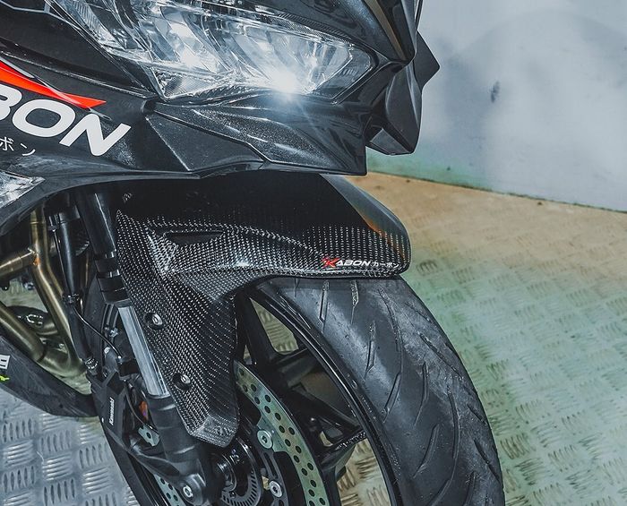 Part carbon kevlar Kabon Carbonparts untuk Ninja ZX-25R.