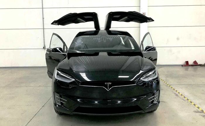 SUV Tesla Model X diubah menjadi mobil tahan peluru oleh Centur Security