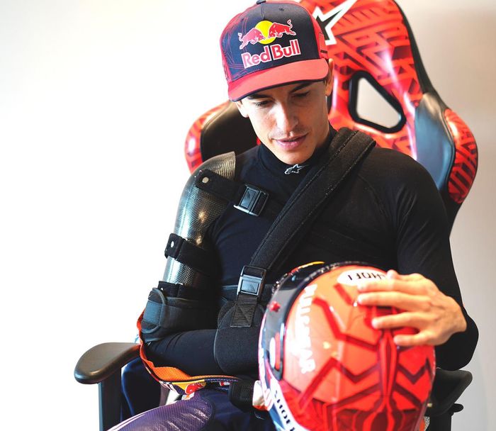 Tangan masih dibalut pelindung, Marc Marquez nekat pakai baju balapnya di awal 2021, tanda siap kembali balapan?