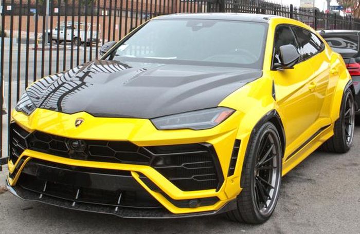 Warna kuning berpadu dengan wide body serat karbon 