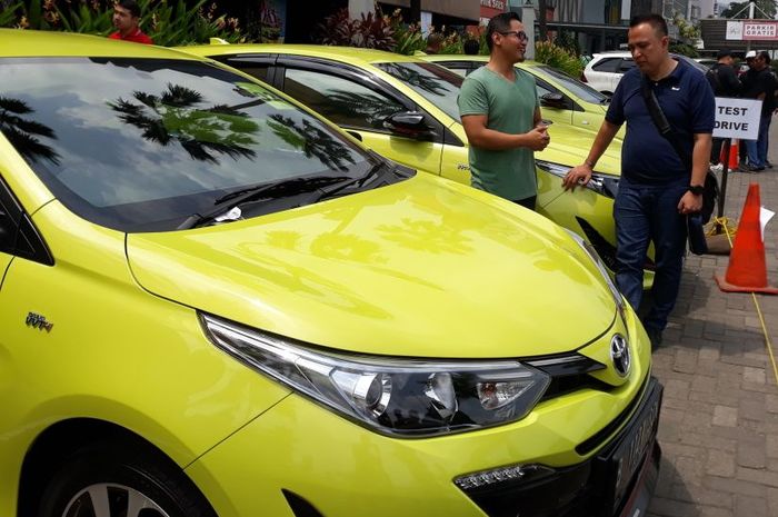 Dimas Aska (kiri), Head of Marketing TAM bersama dengan Argha Fachsa di Acara TAF Fun Fest 2018 bersama Toyota Yaris