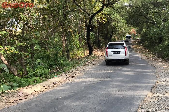 Ilustrasi mobil melewati turunan