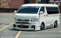 Toyota HiAce 'Disusupi' Fortuner, Kesan Glamour, Nyaris Cium Aspal
