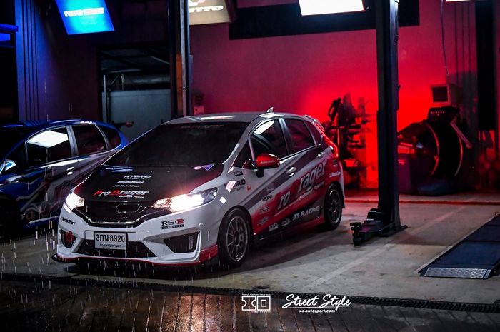 Modifikasi Honda Jazz GK5 dengan tampilan racing