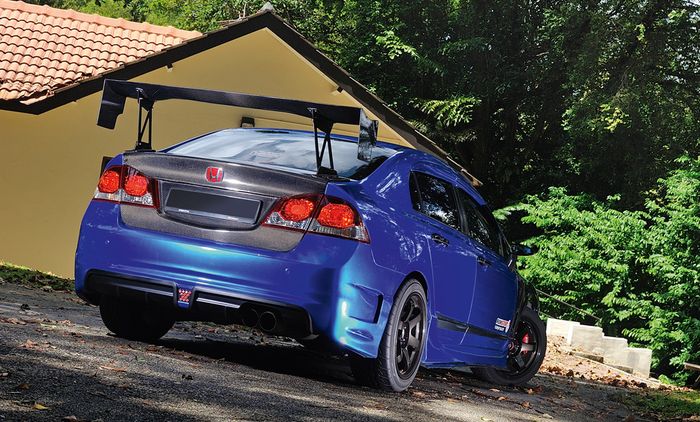 Tampilan belakang modifikasi Honda CIvic FD1 street racing