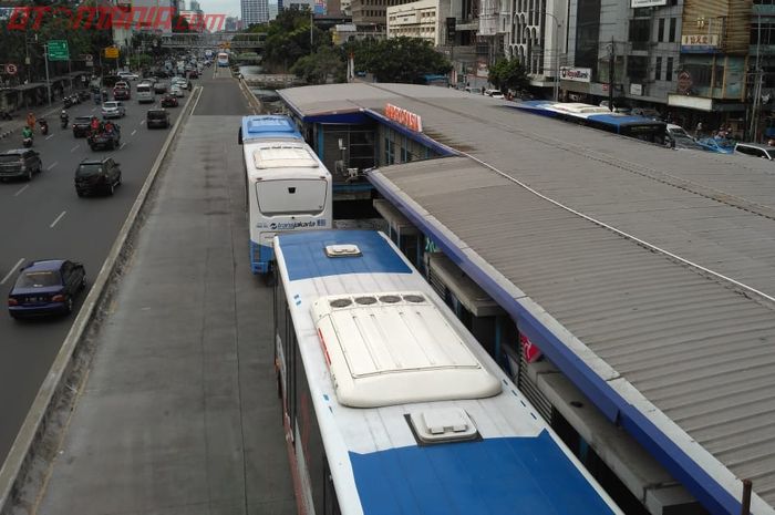 Gampang ke OTOBURSA Tumplek Blek tinggak naik bus TransJakarta layanannya tersedia setiap 10 menit s
