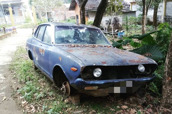 Kondisi Datsun Violet 160J yang mangkrak di Lumajang, Jawa Timur.