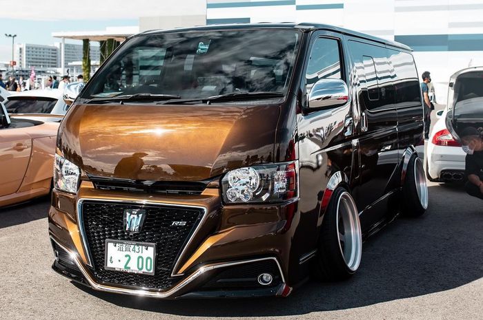 Modifikasi Toyota HiAce lawas ganti tampang Toyota Crown Athlete