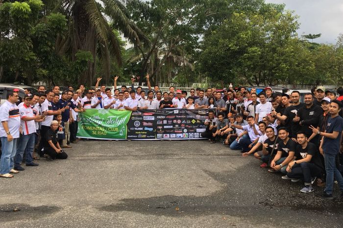 Accent-er dan kominitas se-Riau bukber dengan pengguna jalan