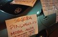 Jangan Ditiru, Sedan Silver Parkir Menginap di Depan Rumah Orang, Didemo Warga Pakai Poster