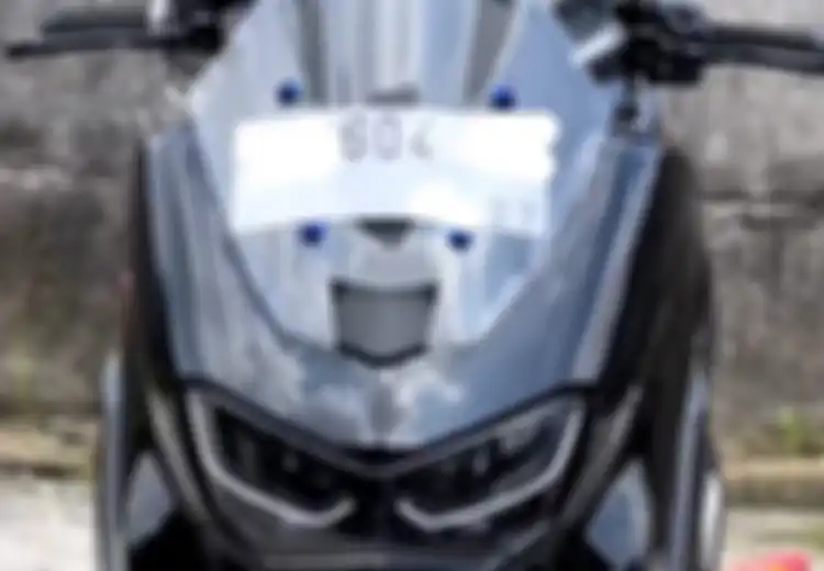 Banyak Dilakukan, Ini Aturan Pasang Pelat Nomer di Balik Windshiled Motor