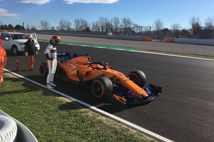 Stoffel Vandoorne hanya bisa memandangi mobil McLaren MCL33 yang dikemudikannya mogok di hari pembuka tes pramusim kedua di Barcelona, Spanyol