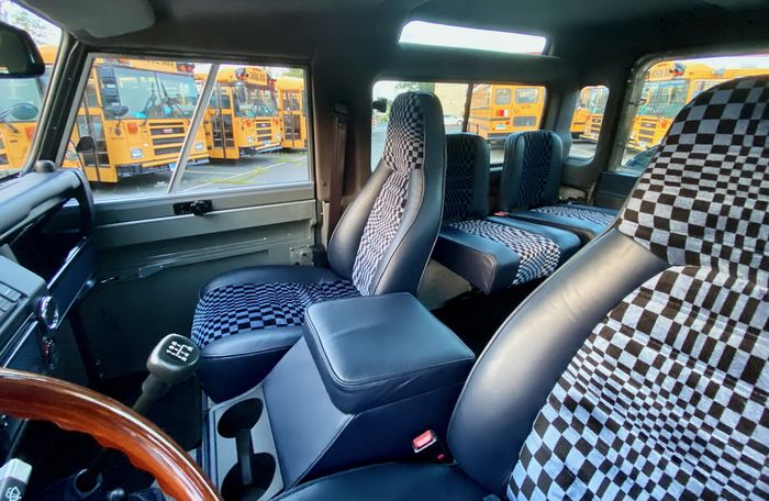 Kabin mobil justru kental dengan aura Porsche 1980-an.