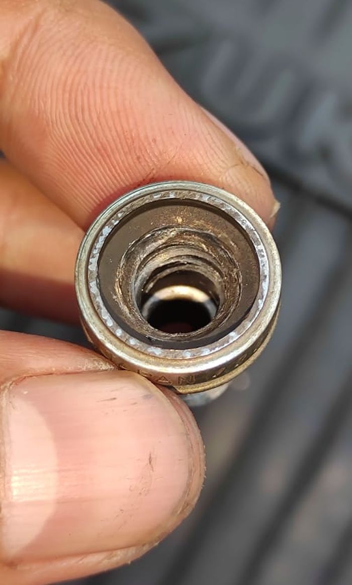 Mengakali kepala busi agar bisa tercabut dari dudukannya, digunakan kunci tap balik.