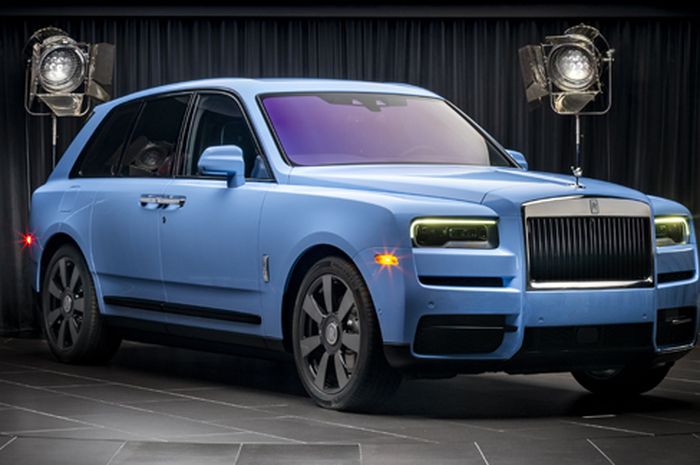 Rolls-Royce Cullinan warna Paradiso Blue