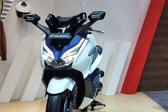 Honda Forza 250 gunakan windshield elektrik