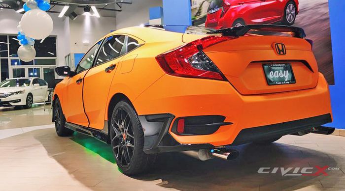 Tampilan belakang Honda CIvic Turbo pakai body wrapping oranye
