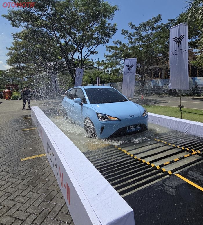 Agar baterainya terendam secara keseluruhan,  Neta V-II digerakkan maju mundur di dalam kolam, bahkan sesekali roda depan dibikin spin