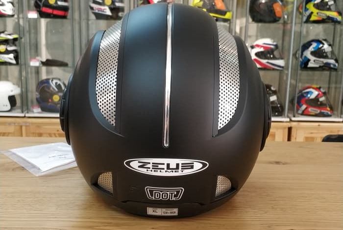 tampak belakang helm Zeus ZS218