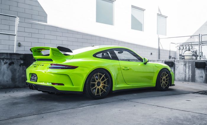 Porsche 911 GT3 mentereng dengan kombinasi bodi hijau dan pelek emas