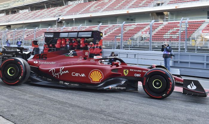 Pembalap tim Ferrari, Charles Lerlec ketika melakukan tes pramusim F1 2022 di Barcelona