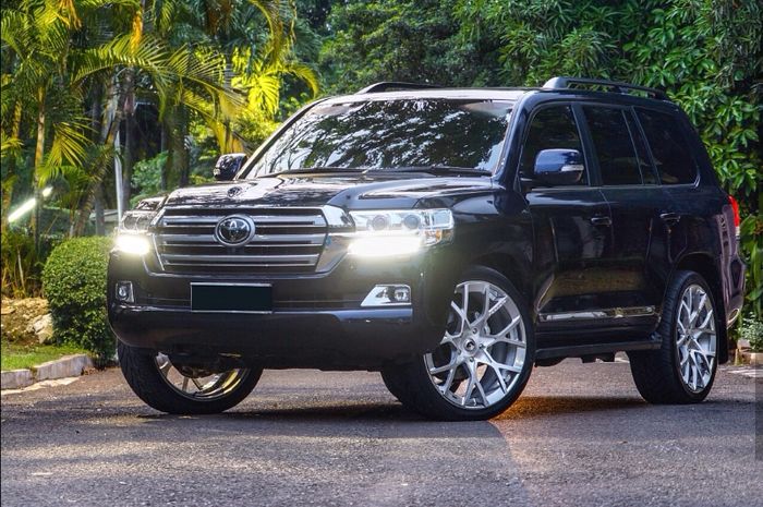 Toyota Land Cruiser dengan pelek Forgiato