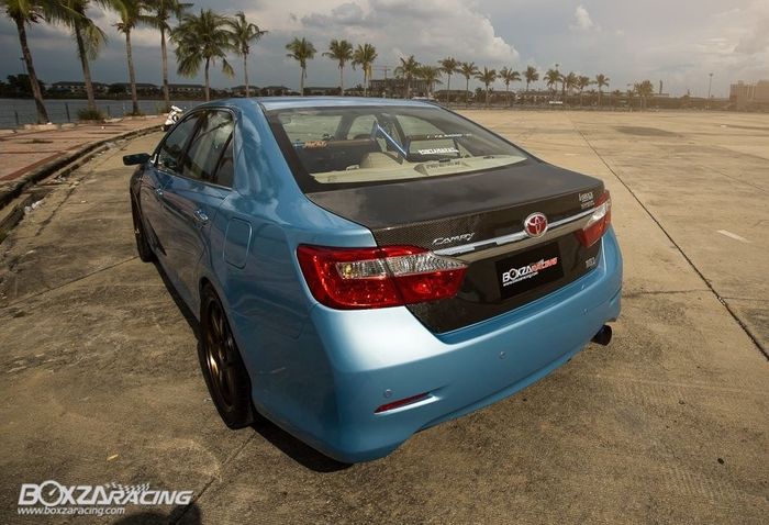Part serat karbon lainnya juga menghiasi buritan Toyota Camry