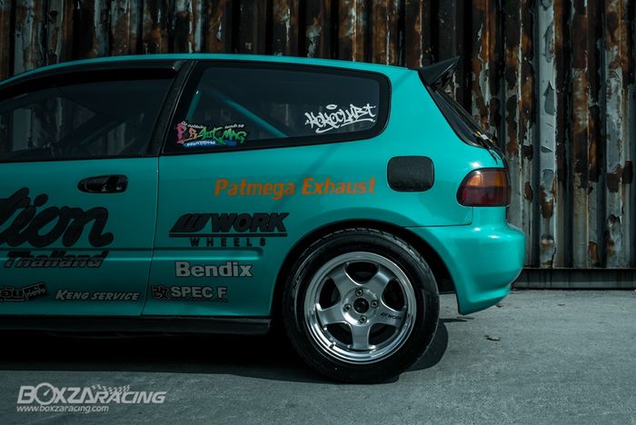 Modifikasi Honda Civic Estilo pasang pelek Work S1 berwarna silver