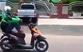 Video Heboh dari Banjarmasin Pemotor Diduga Ojek Online Naik Motor Tangan Peluk Kaki, Kedinginan?
