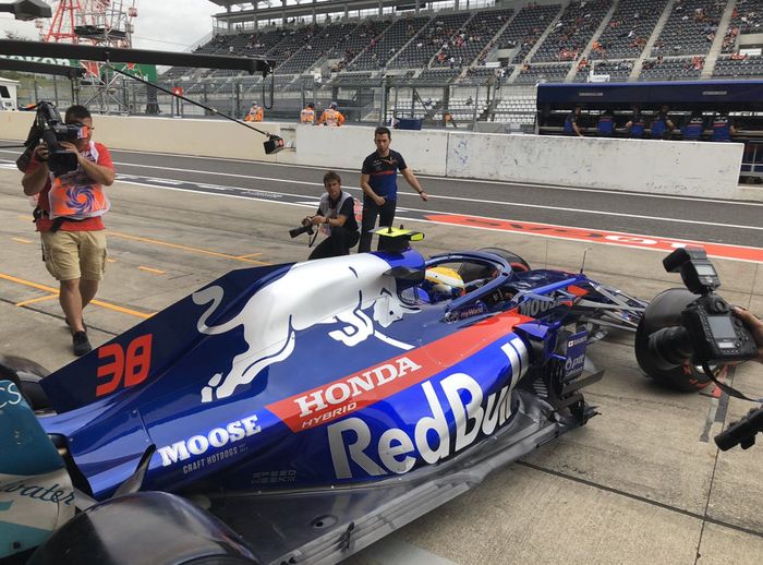 Naoki Yamamoto mengemudikan mobil STR14, keluar dari garasi tim Toro Rosso mengikuti FP1 F1 Jepang