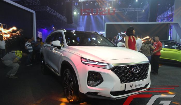 Hyundai Santa Fe saat diperkenalkan di  Manila International Auto Show